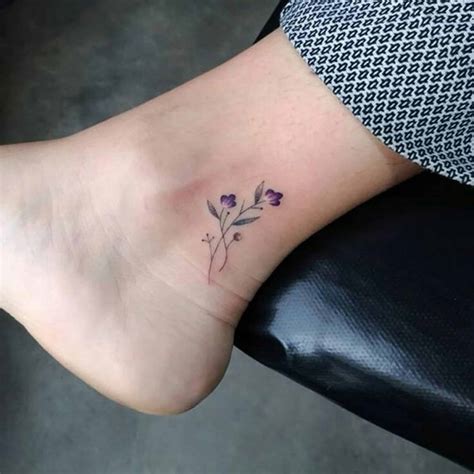 Ideas de tatuajes pequeños para mujeres en el pie